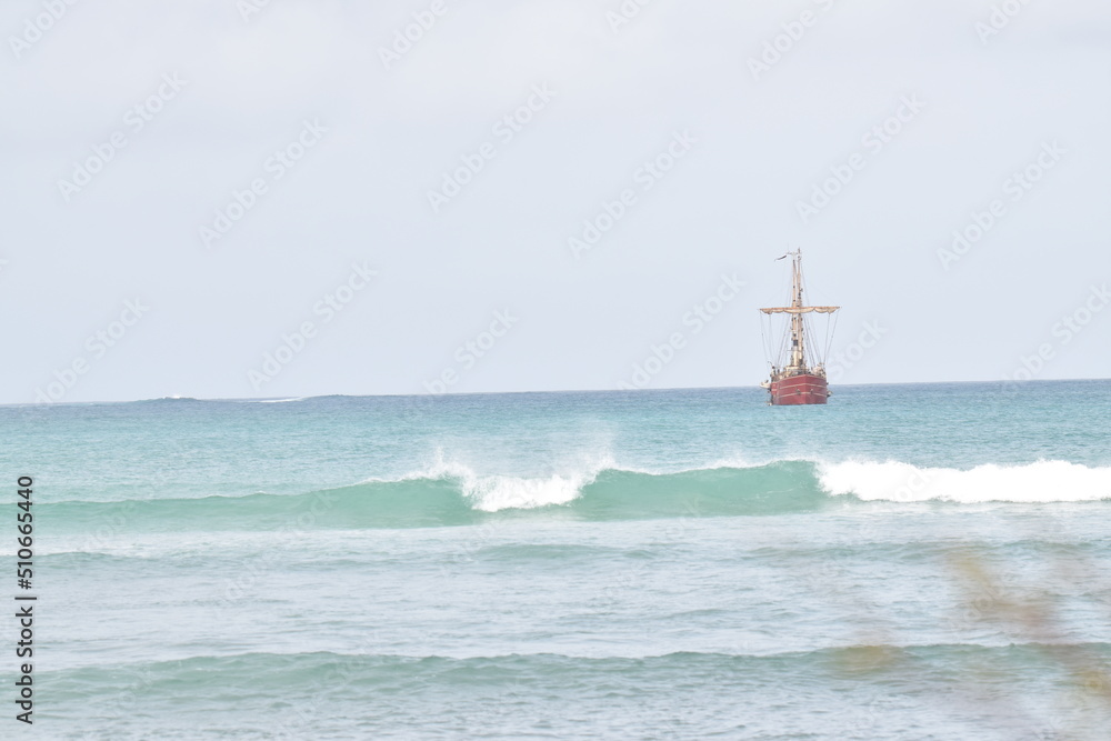 Fischerboote und Schiffe an der Küste von Boa Vista / Fishing boats and ships on the Boa Vista coast