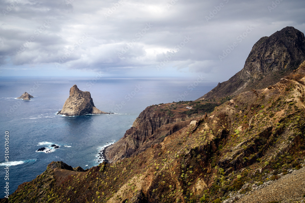 Vista de los Roques de Anaga desde el sendero de la montaña en el Parque Rural de Anaga, Tenerife, Islas Canarias, España

