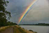 Regenbogen am Rhein bei Rhinau im Elsass