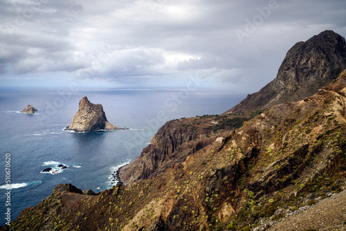 Vista de los Roques de Anaga desde el sendero de la montaña en el Parque Rural de Anaga, Tenerife, Islas Canarias, España 