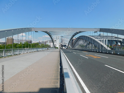 大川に架かる新桜宮橋の車道と歩道(大阪市で2022年6月撮影)