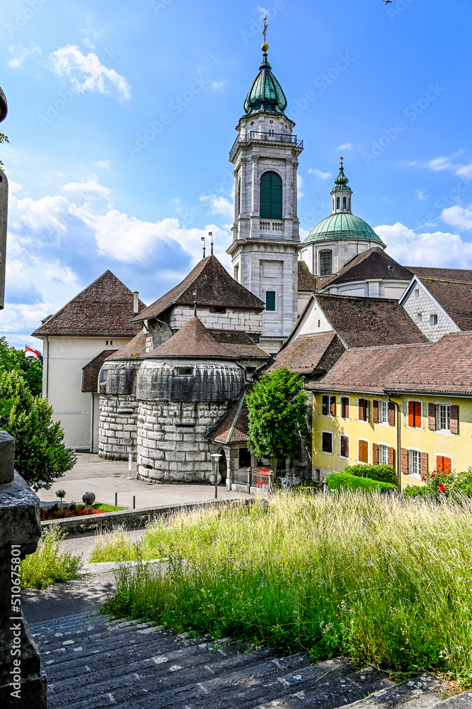 Fototapeta premium Solothurn, Baseltor, Stadttor, Tor, Kathedrale, St. Ursen-Kathedrale, Stadtmauer, Altstadt, Altstadthäuser, Stadt, Sommer, Schweiz
