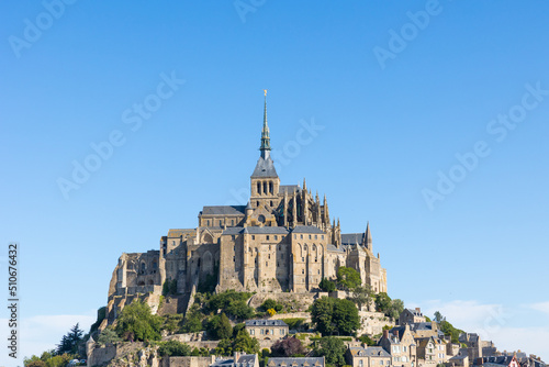 Mont Saint-Michel depuis la baie à marée basse