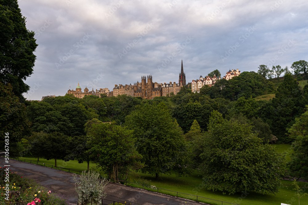 Photo of the old town of Edinburgh and the castle from the newest part of the city