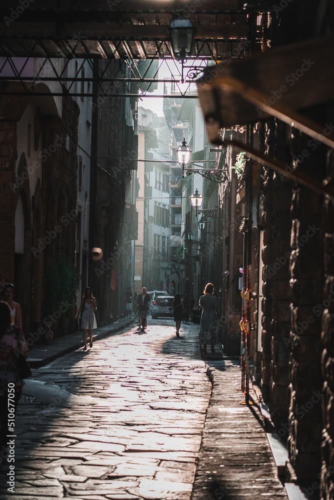 Atardecer en calles de Florencia, juegos de luz y sombra