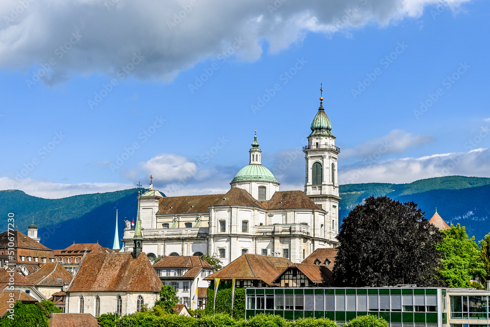 Obraz premium Solothurn, St. Ursen-Kathedrale, Kathedrale, Altstadt, Barock, Stadt, Aare, Fluss, Landhausquai, Kreuzackerbrücke, Uferweg, Sommer, Schweiz