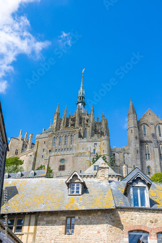 Vue depuis les contrebas sur l'Abbaye du Mon Saint-Michel et son clocher surmonté de l'Archange Saint-Michel