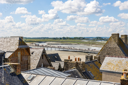 Vue sur le pont-passerelle et de l'embouchure du Couesnon depuis le Mont Saint-Michel photo