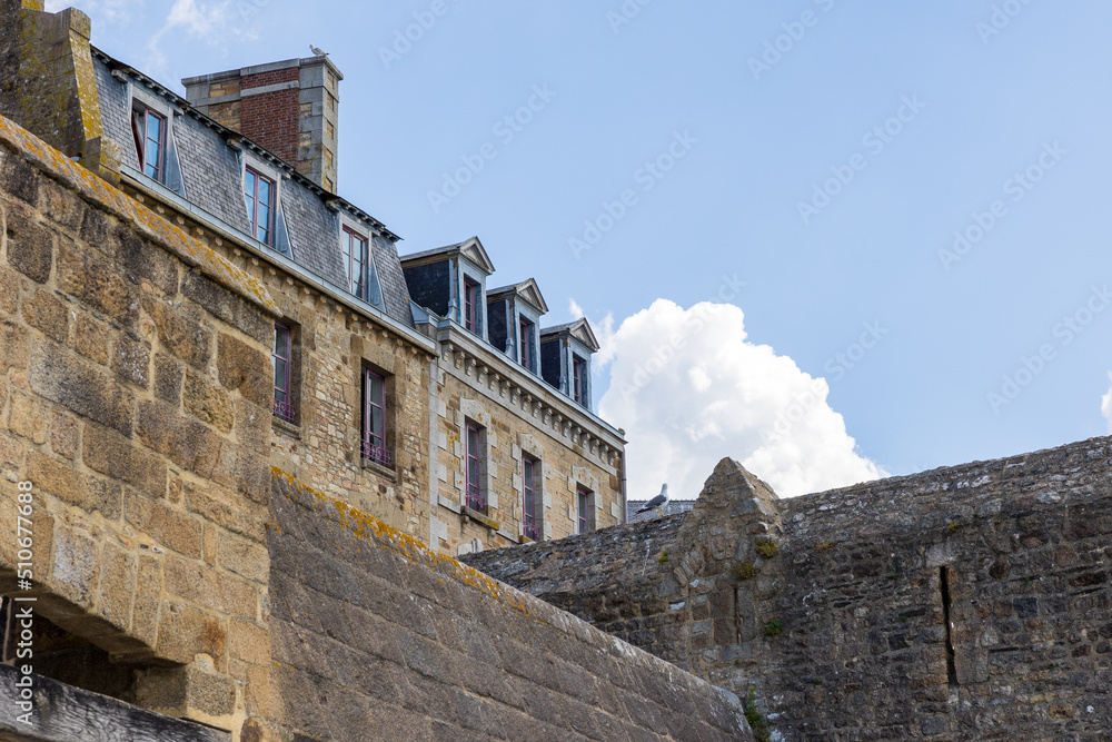 Façade de granite d'une maison du Mont Saint-Michel Façade de granite d'une maison du Mont Saint-Michel