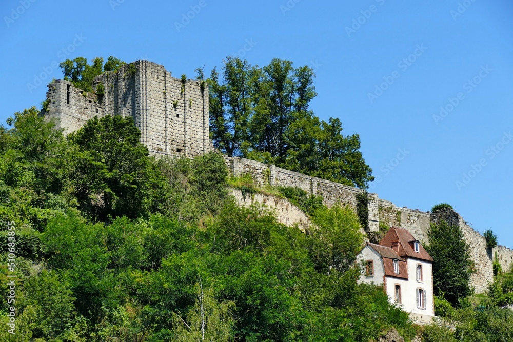 Obraz premium Les ruines du château sur les hauteurs de la ville d’Aubusson