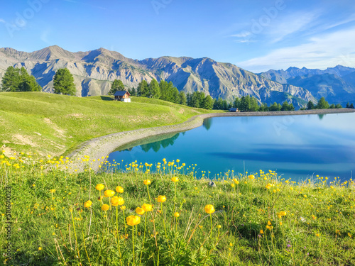 Obraz na plátně Paysage de montagne au bord d'un lac dans les Alpes du Sud à Auron