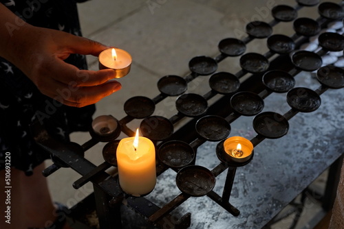 Opferkerze, Opferlicht, Votivkerze, Votivlicht, Kerzen als sichtbares Zeichen des Gebets photo