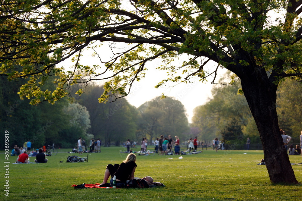 Ruhige Abendstimmung im Sommer im Treptower Park