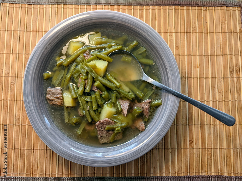 Bohnensuppe in Teller auf Tisch, Vogelperspektive