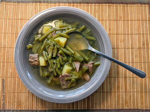Obraz na płótnie Bohnensuppe in Teller auf Tisch, Vogelperspektive w salonie