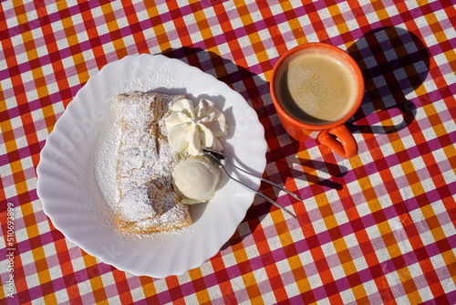 Obraz na płótnie Apfelstrudel mit Sahne und Vanilleeis, Tasse Kaffee w salonie