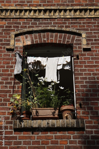Obraz na płótnie Wäsche zum trocknen auf der Wäscheleine im Fenster der Sonne w salonie