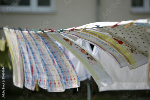 Obraz na płótnie äsche zum trocknen auf der Wäscheleine in der Sonne w salonie