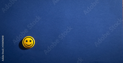 Fotografia Smiley face on the blue background. Experience. Satisfaction