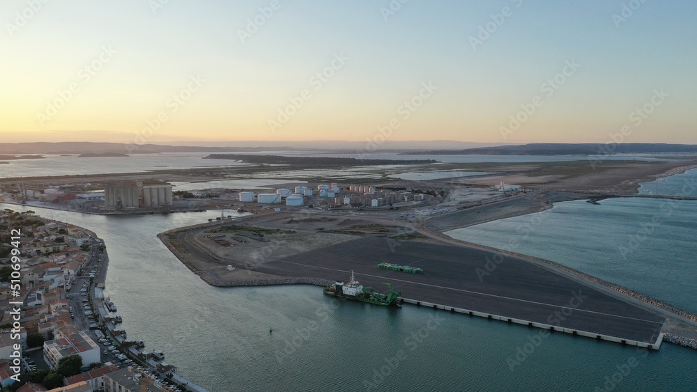 survol de port-la-nouvelle au soleil couchant