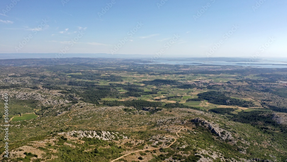 survol du massif des Corbières dans le sud de la France, Aude, Occitanie