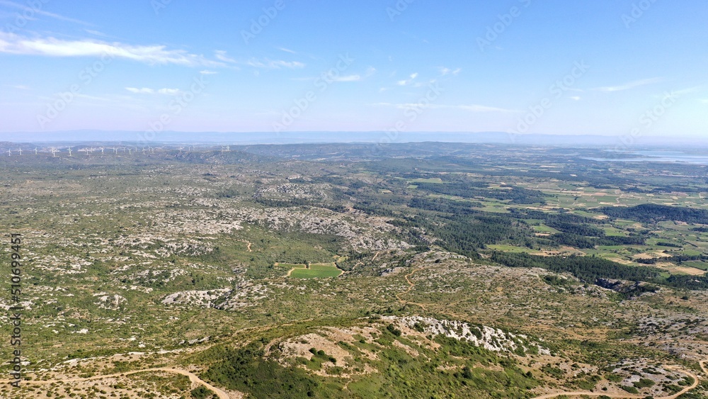 survol du massif des Corbières dans le sud de la France, Aude, Occitanie