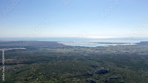 survol des corbières dans le sud de la France et vue sur la méditerranée © Lotharingia