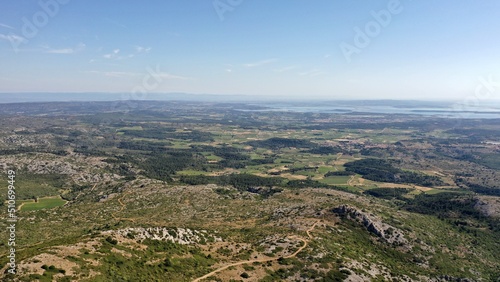 survol du massif des Corbières dans le sud de la France, Aude, Occitanie