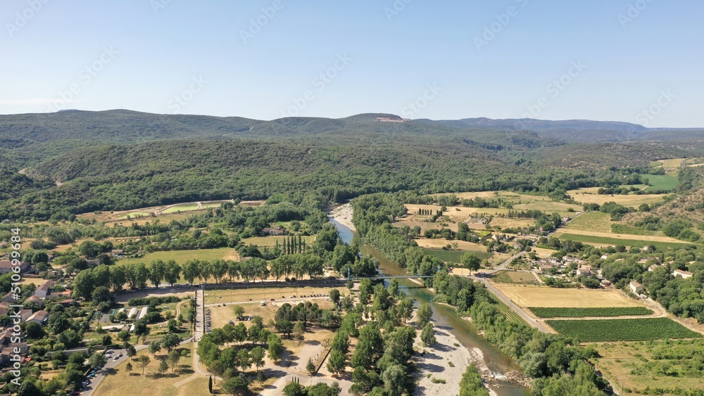 survol de la rivière Hérault dans le sud de la France face aux cévennes