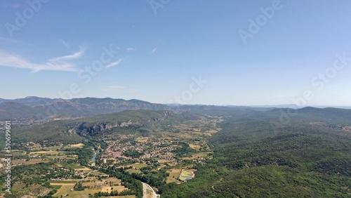 survol de la rivière Hérault dans le sud de la France face aux cévennes © Lotharingia