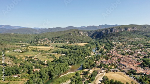 survol de la rivière Hérault dans le sud de la France face aux cévennes