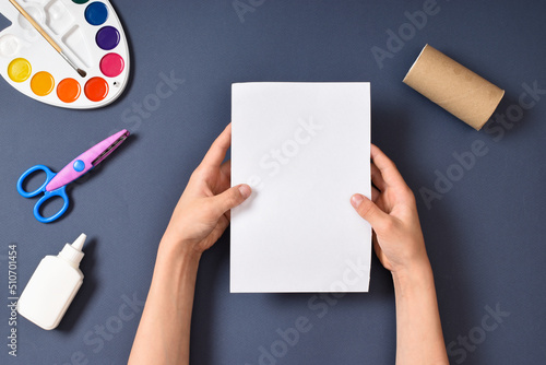 Foto Goat with his own hands from a sleeve of toilet paper and colored paper
