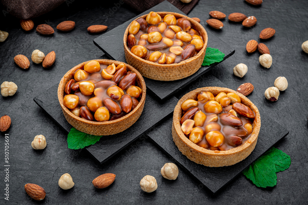 Nut tartlet with hazelnuts, almonds and caramel Nut tartlet with hazelnuts, almonds and caramel