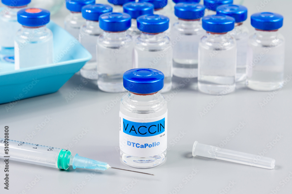 Vaccin DTCaPolio ( vaccin combiné Diphtérie - Tétanos - Coqueluche et Polio)
Flacons de vaccins et seringue Vaccin DTCaPolio ( vaccin combiné Diphtérie - Tétanos - Coqueluche et Polio)
Flacons de vaccins et seringue