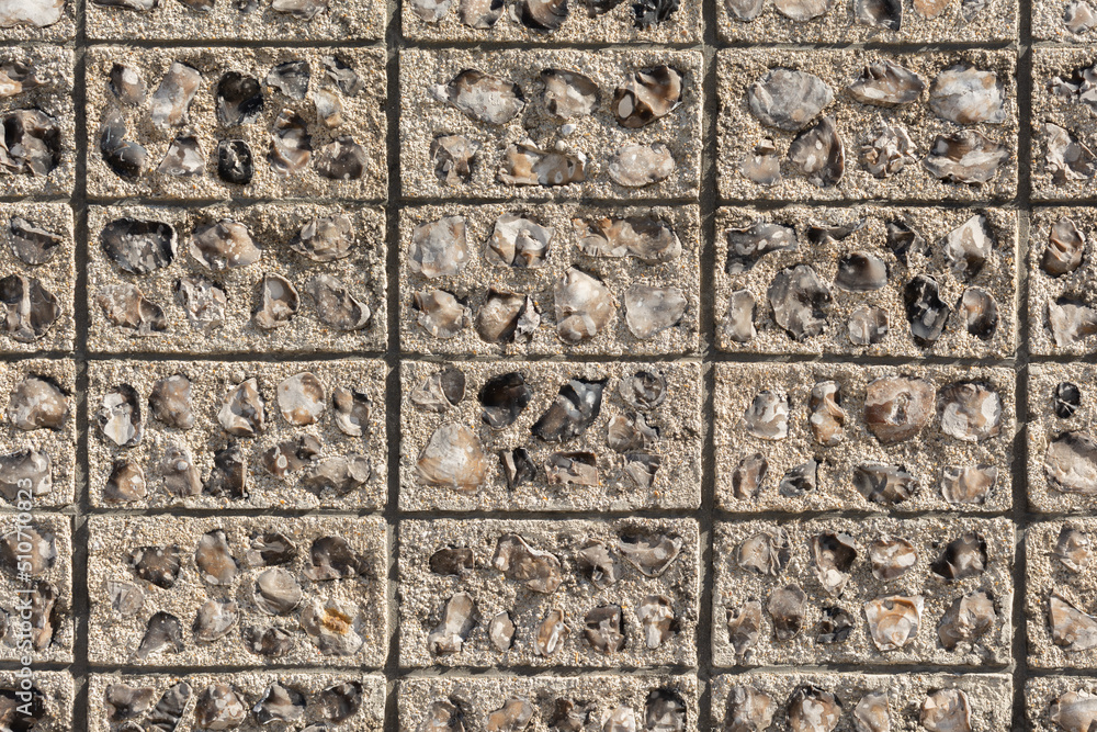 Mur en parpaing avec pierres incrustées