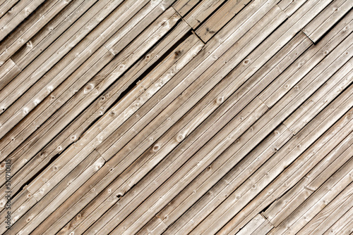 Mur en lamelles de bois naturel  pos  es en diagonales.
