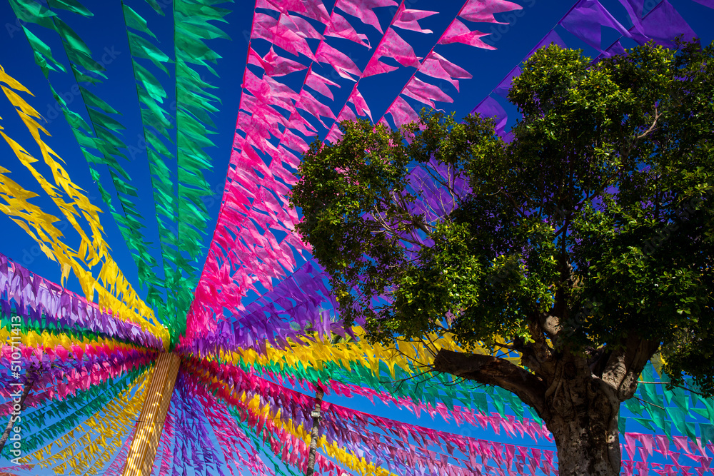 bandeirinhas coloridas decorativas de festa junina no brasil - obrazy, fototapety, plakaty 