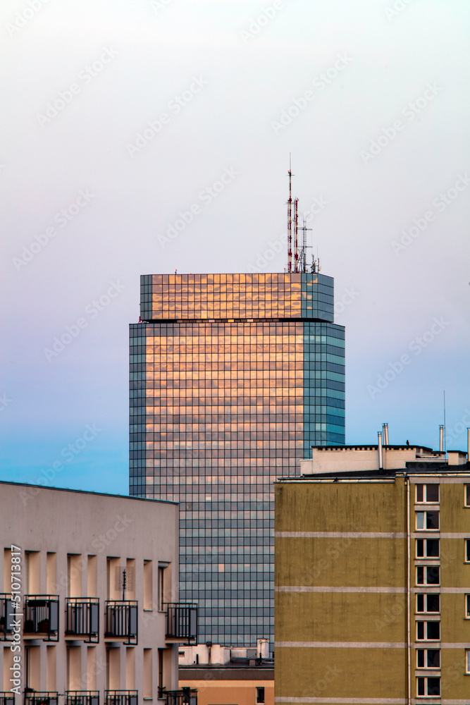 Warszawa, panorama centrum Warszawy o zachodzie słońca, centrum biznesowe 2022. Zachodzące słońce odbite w budynkach. - obrazy, fototapety, plakaty 