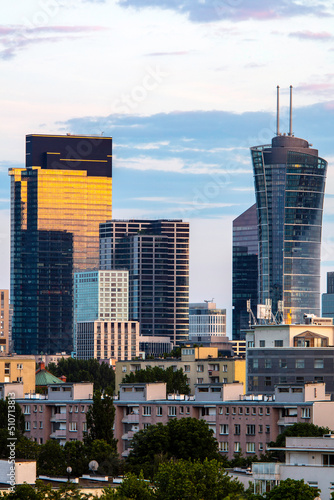 Warszawa, panorama centrum Warszawy o zachodzie słońca, centrum biznesowe 2022. Zachodzące słońce odbite w budynkach.