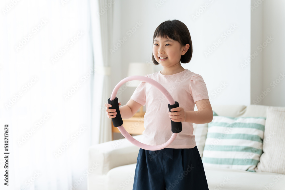 リビングで筋トレをする女の子 リビングで筋トレをする女の子