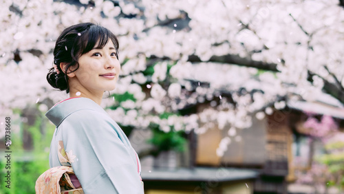 Quadro su tela 桜吹雪と和服の女性