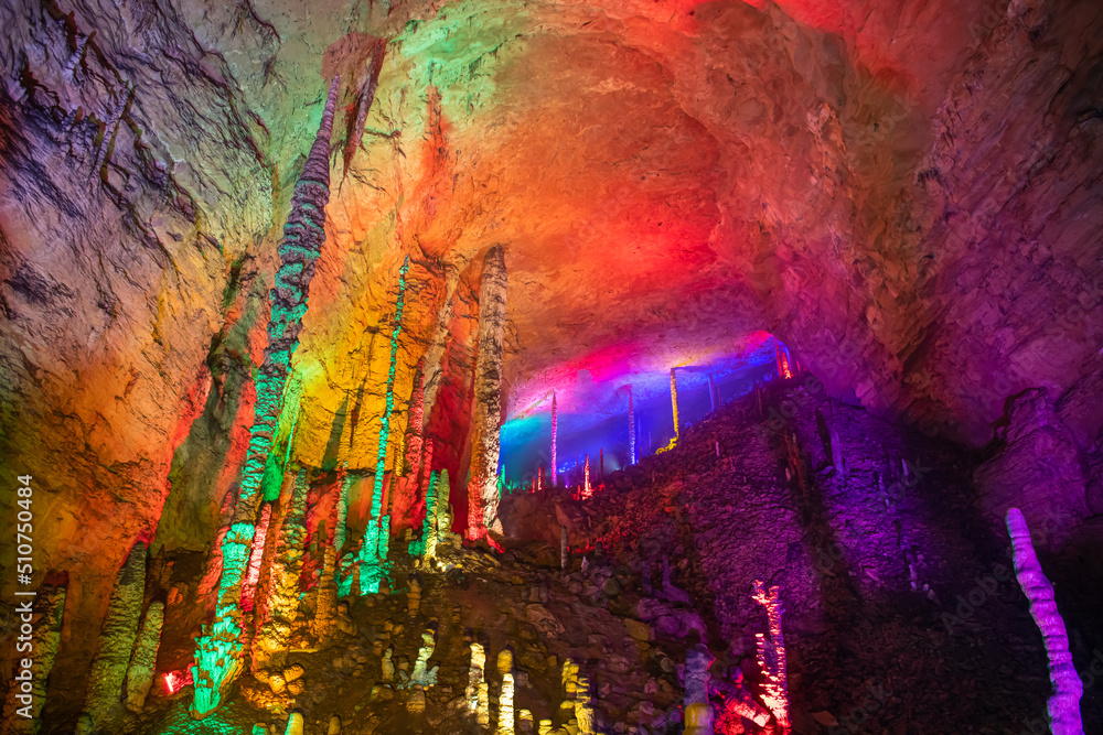 Obraz premium Stunning columns of stalactites and stalagmites of Huanglong cave, Zhangjiajie, Hunan, China. Horizontal image with copy space for text
