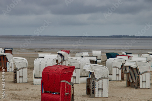 Verlassene Strandkörbe im niedersächsichen Bensersiel bei schlechtem Wetter photo