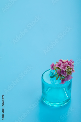 Fototapeta Naklejka Na Ścianę i Meble -  水色の背景におかれたフラワーベース　vase	