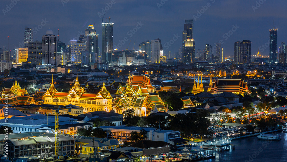 Obraz premium Aerial view Grand Palace and Emerald Buddha Temple at twilight, Grand Palace and Wat Phra Keaw famous landmark tourist destination in Bangkok City, Bangkok, Thailand, Asia