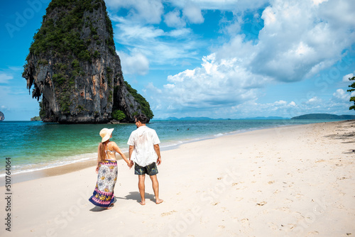 Fotografía Pareja de enamorados disfrutando de playa hermosa, en Railay Beach, Tailandia