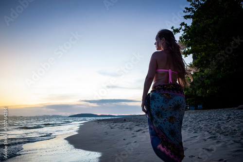 Mujer caminando por playa hermosa al atardecer. Railay Beach, Tailandia