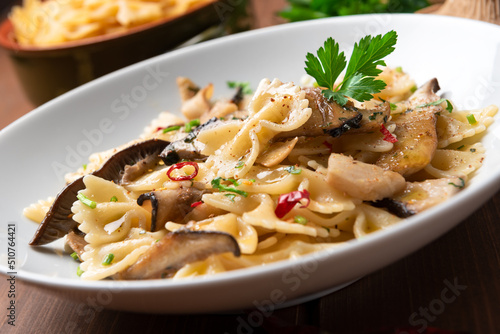 Piatto di pasta con funghi, peperoncino, prezzemolo e aglio, Cibo Italiano 