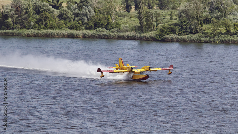 Fototapeta premium bombardier 415 while loading water