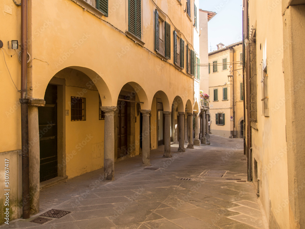 Italia, Toscana, provincia di Arezzo, il paese di Poppi, strade del centro storico.